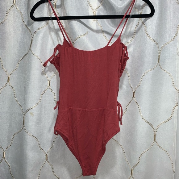 NWT FASHION NOVA CORAL SIDE TIE BODYSUIT - Picture 3 of 4